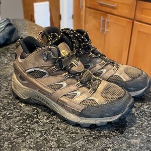 Merrell Men's Tan and Black Athletic Shoes